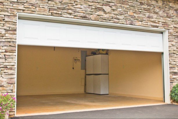 Open garage before using a Lifestyle garage screen